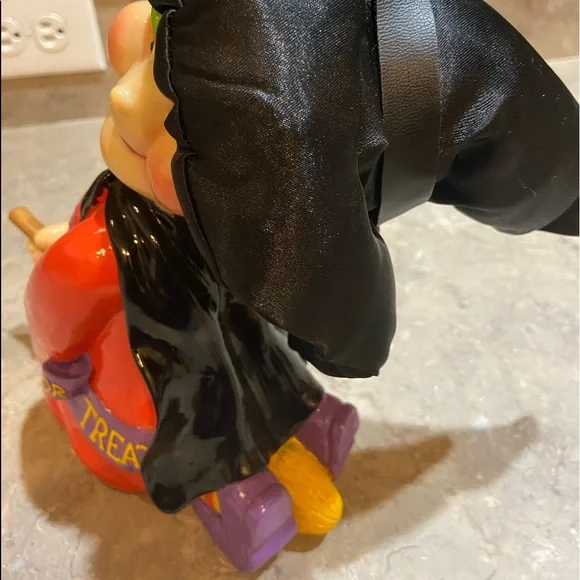 Glenda Good Witch on her broom - Picture 5 of 8